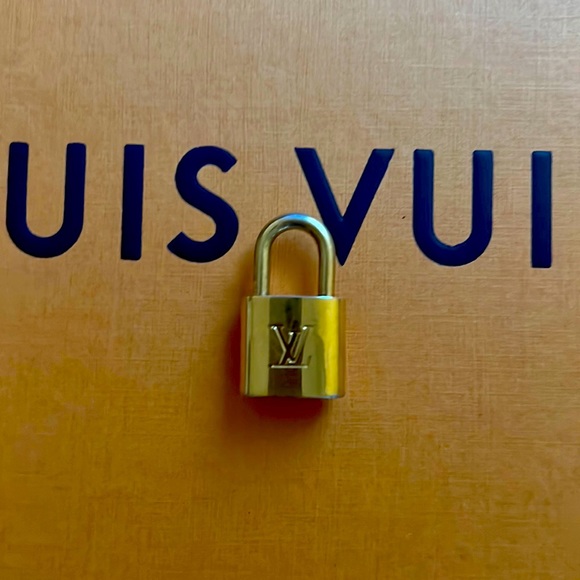 EUC LV PADLOCK AND KEY BRASS GOLD # 317 - Picture 8 of 9